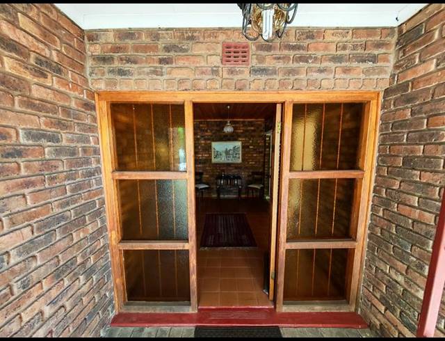 4 BEDROOM HOUSE FOR SALE IN VANDERBIJLPARK SW 2